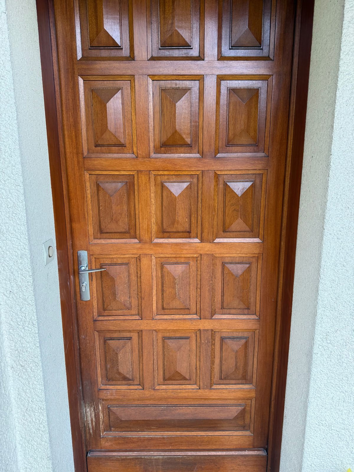 Porte d’entrée en bois massif équipée d’une serrure