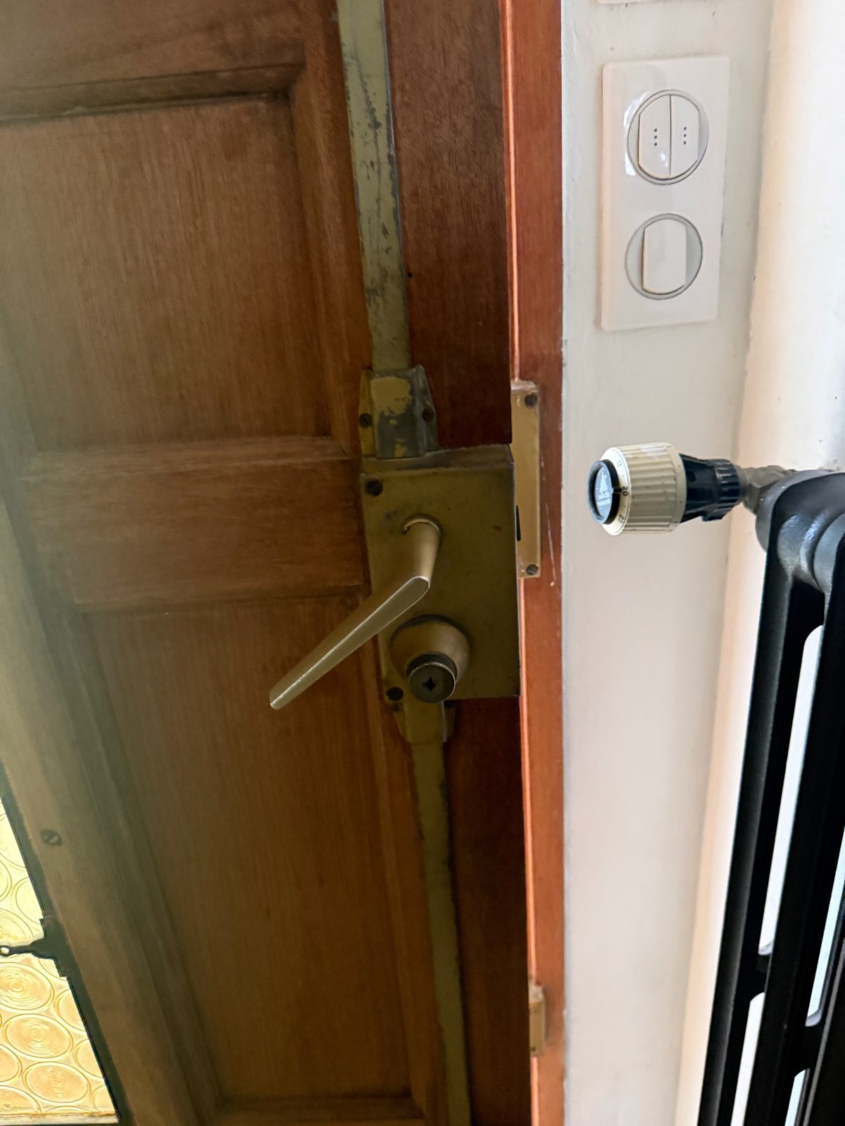 Détail d’une serrure multipoints sur une porte en bois