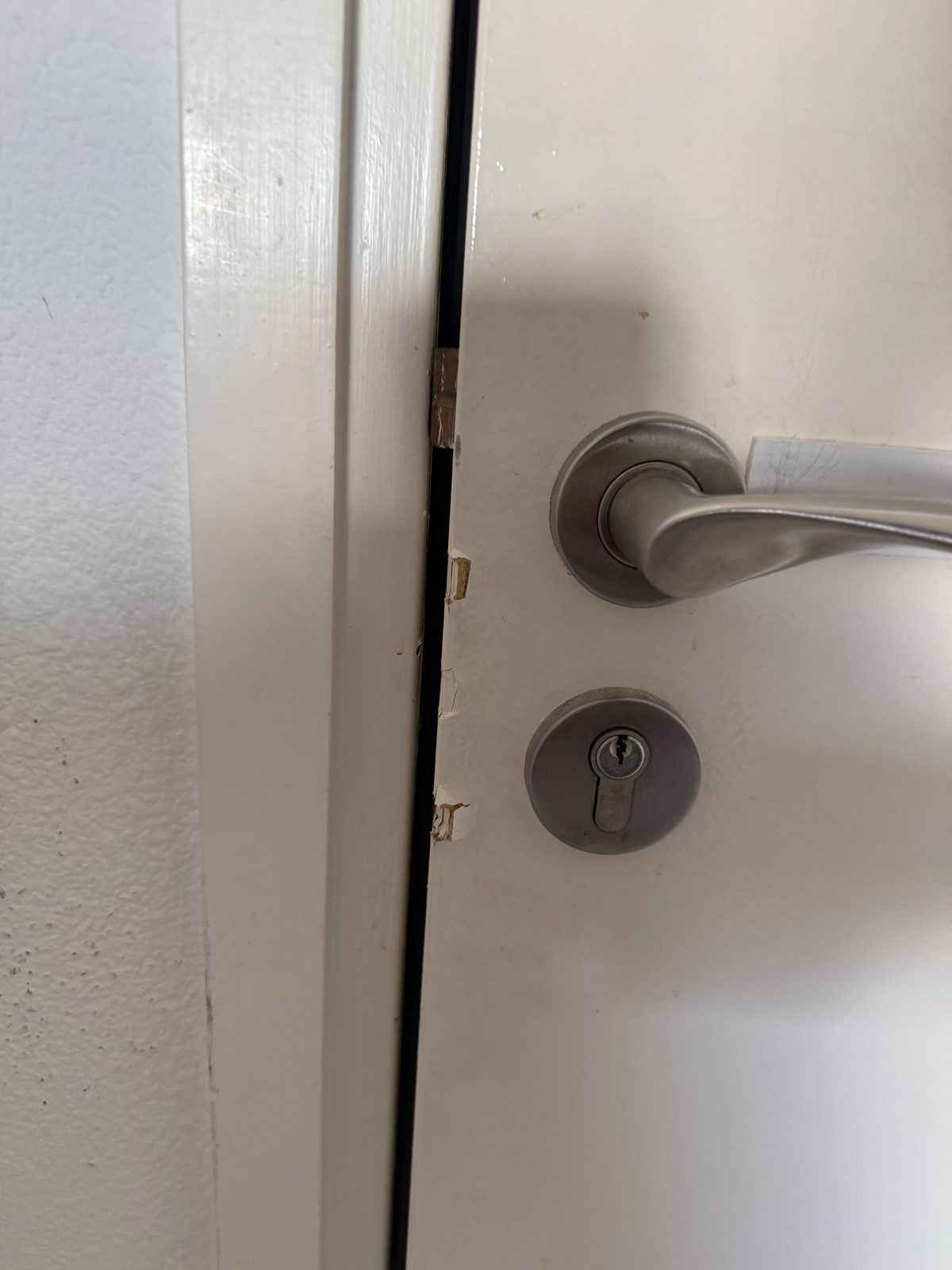 Détail du cylindre et de la poignée d’une porte d’appartement