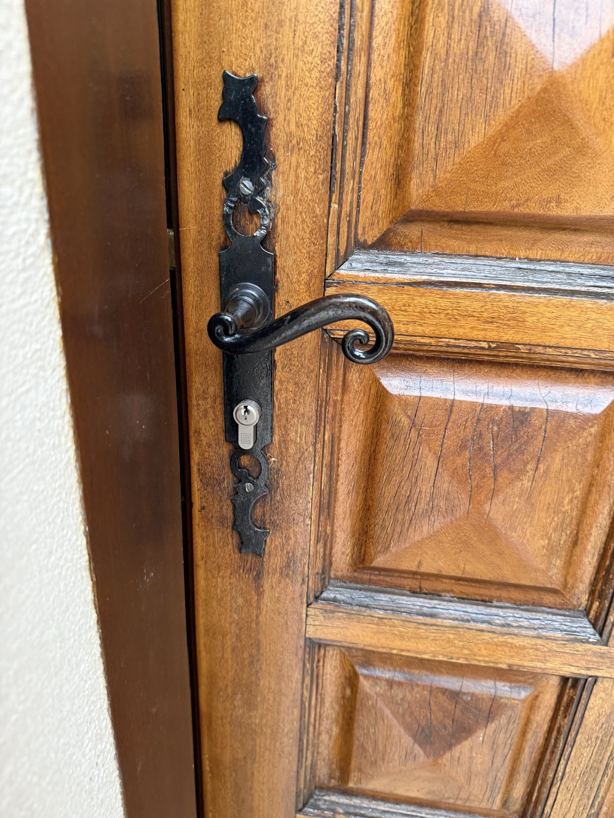 Détail d’une poignée et d’une serrure sur une porte en bois