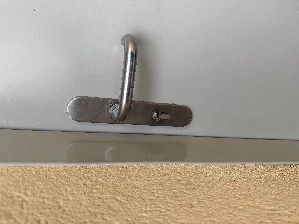 Détail d’une poignée sur une porte métallique