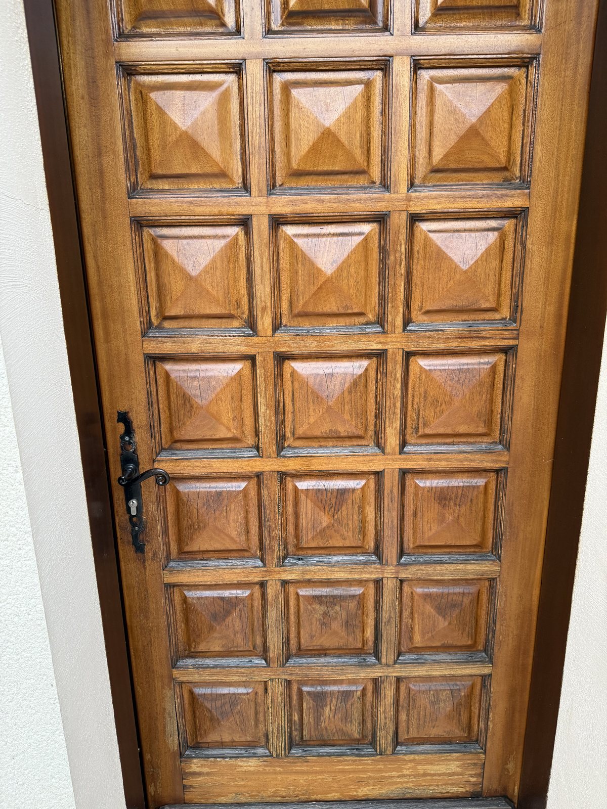 Porte en bois équipée d’une serrure et d’une poignée