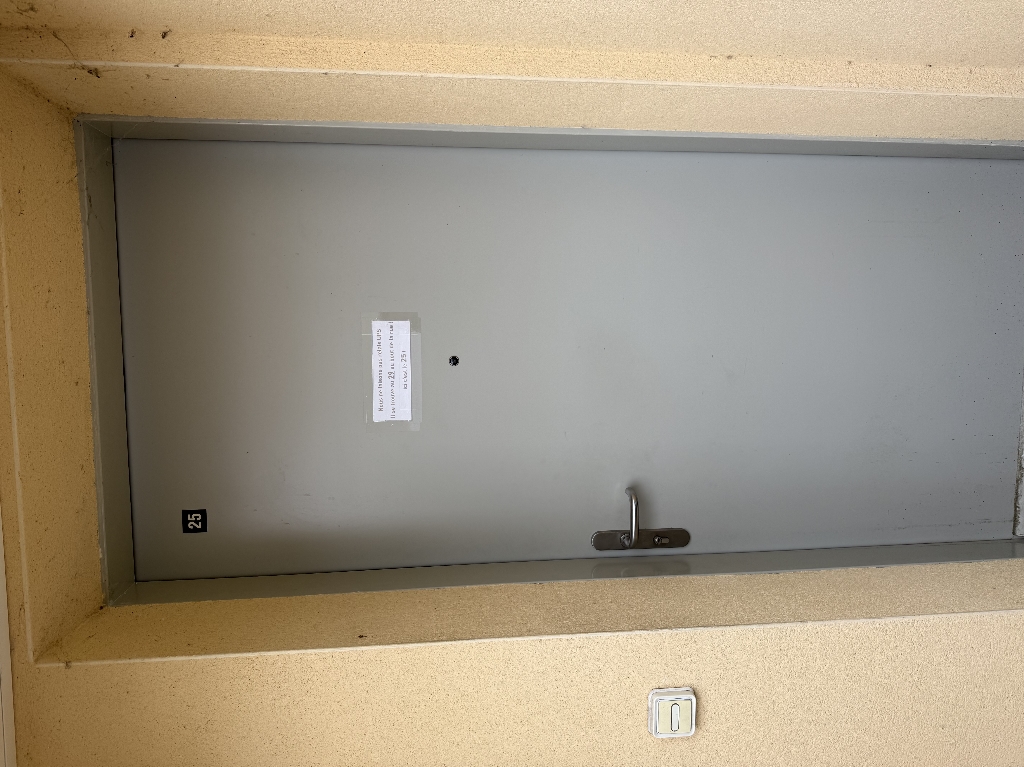 Porte métallique équipée d’un système de fermeture