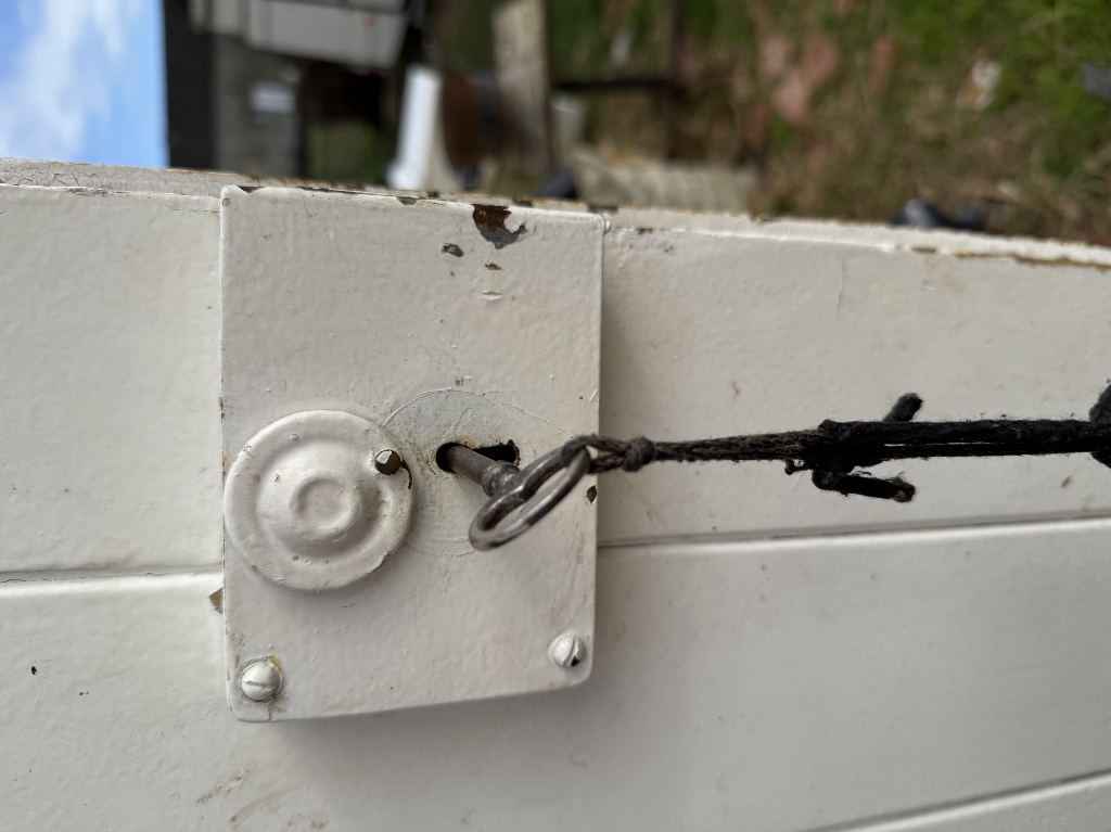 Ancienne serrure de porte avec sa clé