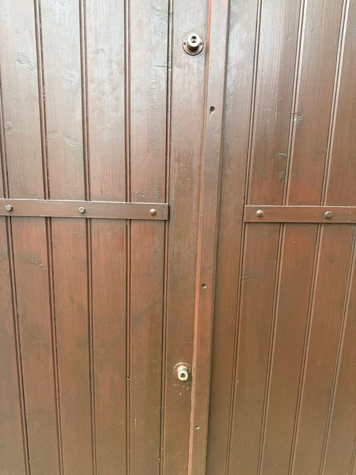 Détail de deux serrures installées sur des volets en bois