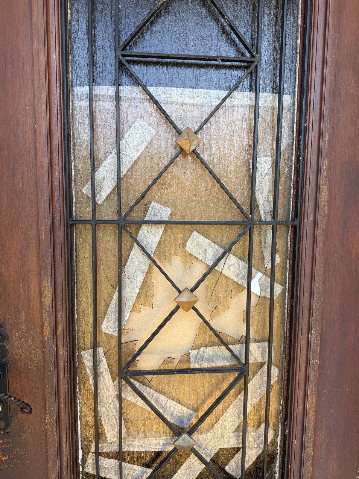 Vitrage décoratif endommagé sur une porte
